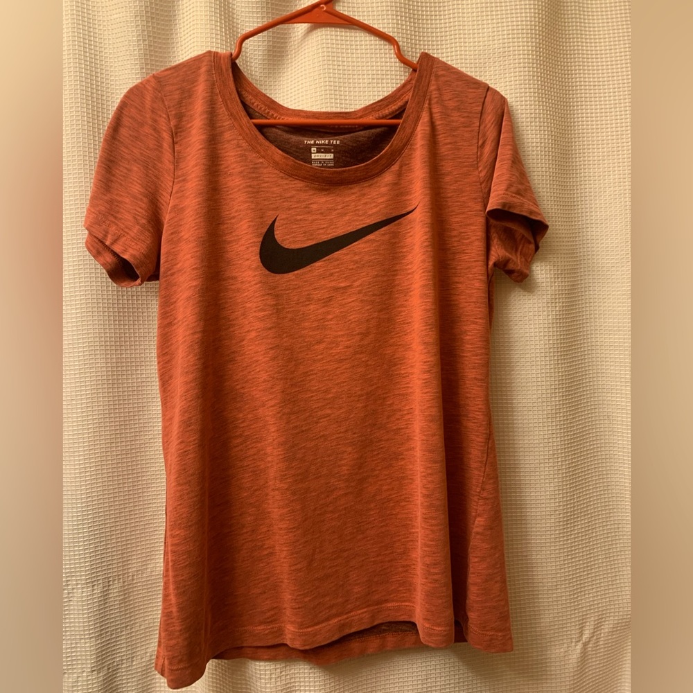 Women’s Nike Medium top